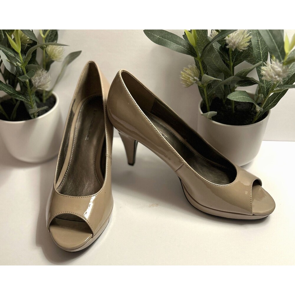 BANDOLINO Women's B-Flexible Patent Leather Nude Pump Peep Toe BN Sz 7.5  +🎁